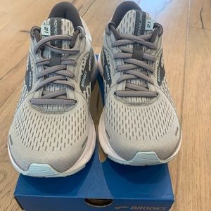Brooks Adrenaline GTS 21 size 6.5 Almost Brand new